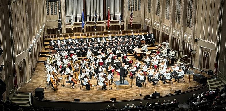 Zachary Levi，香港大学副教授 音乐 and orchestra director at 浩博体育app, conducts the Cleveland Pops Orchestra.